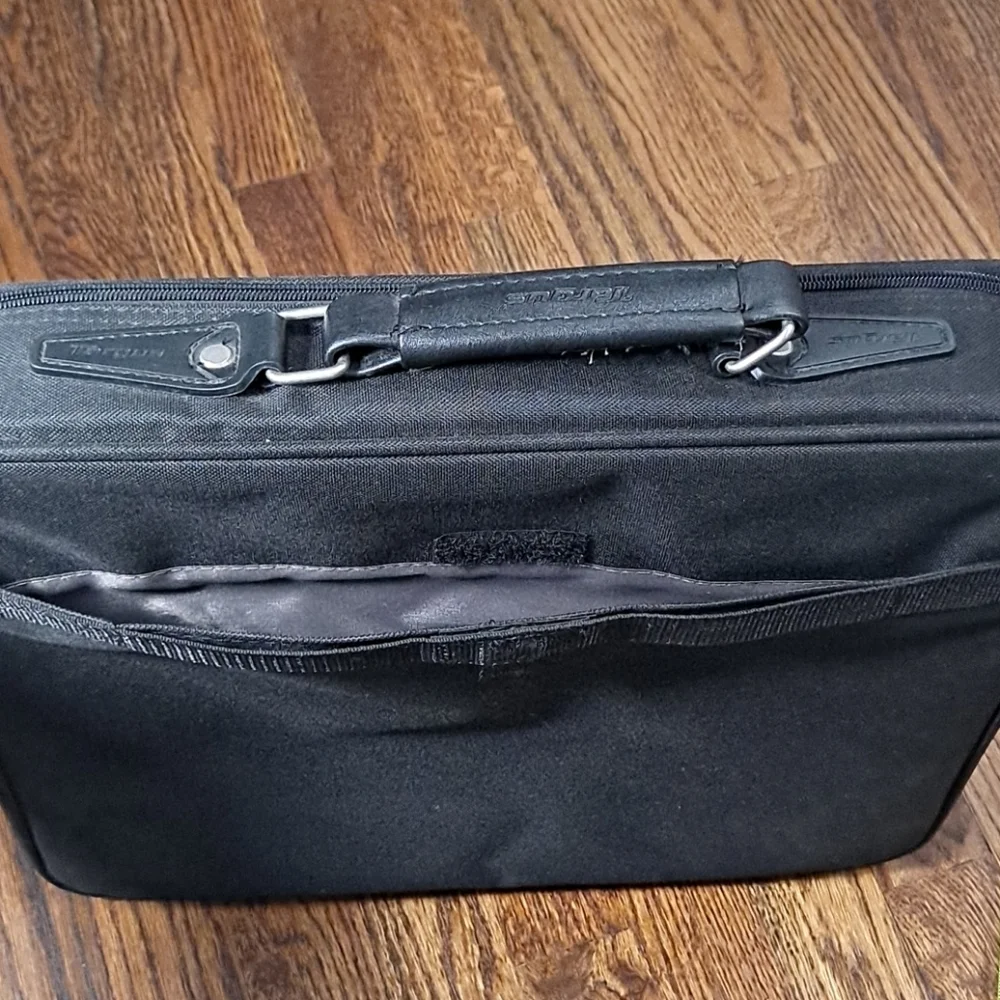 Targus Black Traditional Laptop Messenger Case